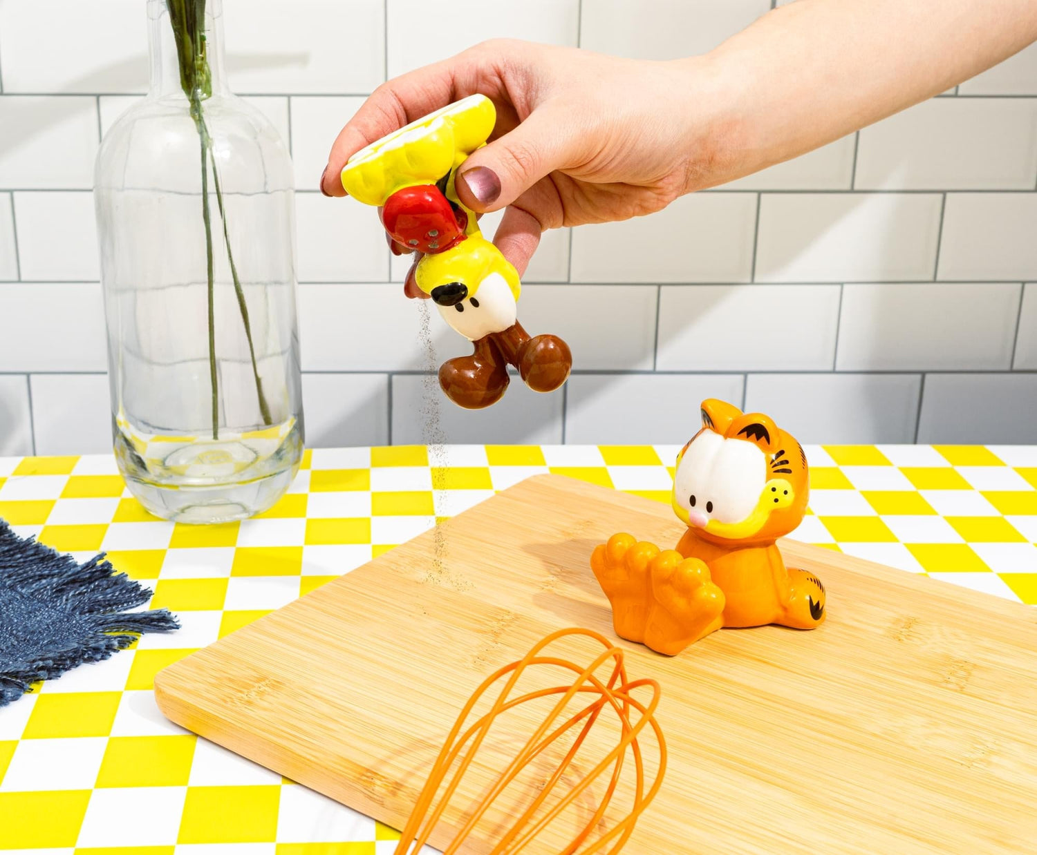 Garfield and Odie Character Ceramic Salt and Pepper Shaker Set - Paramount Shop