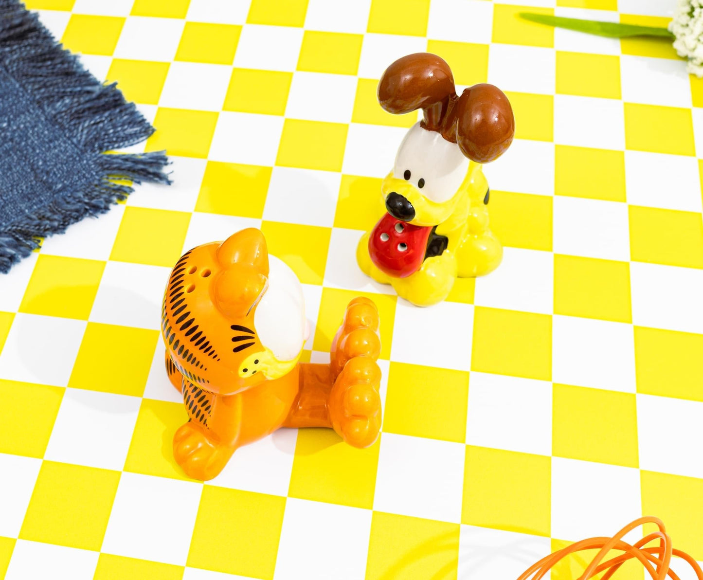 Garfield and Odie Character Ceramic Salt and Pepper Shaker Set - Paramount Shop