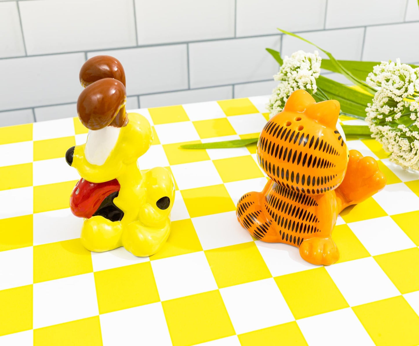 Garfield and Odie Character Ceramic Salt and Pepper Shaker Set - Paramount Shop